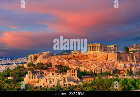 Atene, Grecia: La famosa Acropoli di Atene con il Tempio del Partenone, l'Odeone di Erode Attico, Erodeione, al tramonto. Destinazione di viaggio in Europa Foto Stock