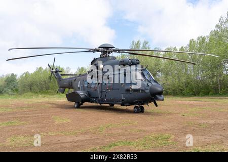 Moderno elicottero da trasporto militare H225M dipinto di nero stazionario a terra Foto Stock