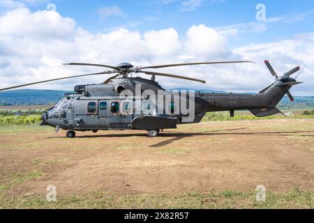 Moderno elicottero da trasporto militare H225M dipinto di nero stazionario a terra Foto Stock