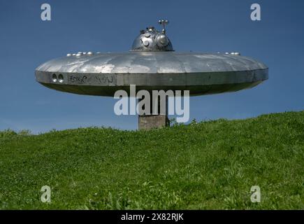 Scultura UFO, Podunajske Biskupice, Bratislava, Slovacchia Foto Stock