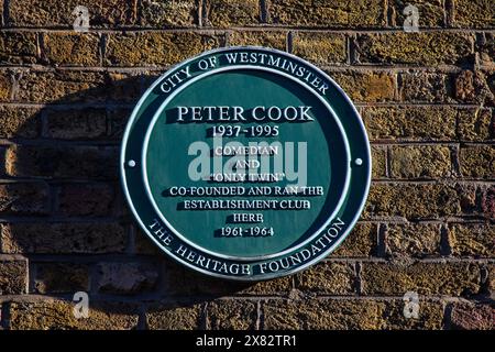Londra, Regno Unito - 15 gennaio 2024: Targa in Greek Street a Londra, che segna il luogo in cui il famoso comico Peter Cook ha co-fondato lo stabilimento C. Foto Stock
