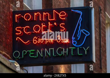 Londra, Regno Unito - 15 gennaio 2024: L'insegna al neon all'esterno di Ronnie Scotts - un bar jazz e blues situato in Frith Street nella zona di Soho di Lond Foto Stock