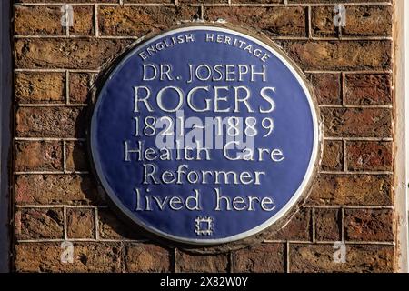 Londra, Regno Unito - 15 gennaio 2024: Una targa blu su Dean Street a Londra, Regno Unito, che segna il luogo in cui viveva il riformista sanitario Dr. Joseph Rogers Foto Stock