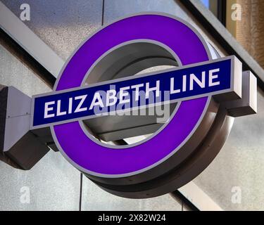 Londra, Regno Unito - 15 gennaio 2024: Un cartello per la Elizabeth Line nel centro di Londra, Regno Unito. Foto Stock