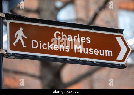 Londra, Regno Unito - 5 febbraio 2024: Un cartello che indica i visitatori del Charles Dickens Museum, situato in Doughty Street a Londra, Regno Unito. Foto Stock