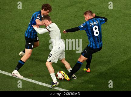 Florian Wirtz (centro) del Bayer Leverkusen combatte per il pallone con Giorgio Scalvini (a sinistra) dell'Atalanta e Mario Pasalic durante la finale di UEFA Europa League allo stadio Aviva di Dublino. Data foto: Mercoledì 22 maggio 2024. Foto Stock