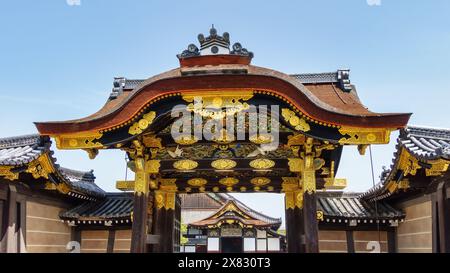 Pittoreschi edifici di grande bellezza sui terreni del Castello Nijo a Kyoto, in Giappone. Foto Stock