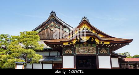 Pittoreschi edifici di grande bellezza sui terreni del Castello Nijo a Kyoto, in Giappone. Foto Stock