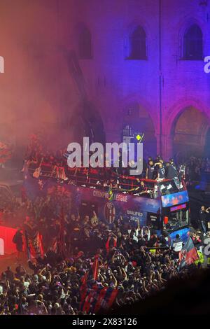 Bologna, Italia. 22 maggio 2024. Bologna, Italia - Cronaca - 22 maggio 2024 - la squadra del Bologna f.c. festeggia la qualificazione alla Champions League 2024-2025 con un giro d'onore su un pullman scoperto attraversando la citt&#xe0; - (foto Michele Nucci/LaPresse) News - Bologna, Italia - maggio. 22, 2024 - il Bologna f.c. celebra la qualificazione alla Champions League 2024-2025 con un giro d'onore su un bus scoperto che attraversa la città - (foto Michele Nucci/LaPresse) crediti: LaPresse/Alamy Live News Foto Stock