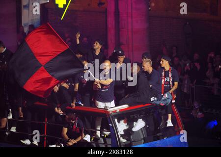 Bologna, Italia. 22 maggio 2024. Bologna, Italia - Cronaca - 22 maggio 2024 - la squadra del Bologna f.c. festeggia la qualificazione alla Champions League 2024-2025 con un giro d'onore su un pullman scoperto attraversando la citt&#xe0; - (foto Michele Nucci/LaPresse) News - Bologna, Italia - maggio. 22, 2024 - il Bologna f.c. celebra la qualificazione alla Champions League 2024-2025 con un giro d'onore su un bus scoperto che attraversa la città - (foto Michele Nucci/LaPresse) crediti: LaPresse/Alamy Live News Foto Stock