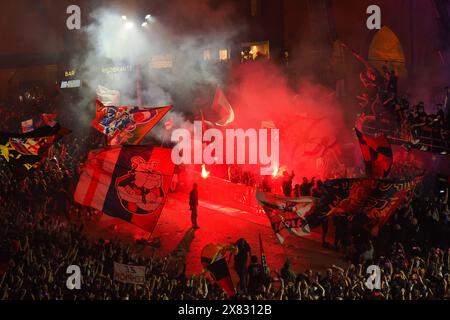 Bologna, Italia. 22 maggio 2024. Bologna, Italia - Cronaca - 22 maggio 2024 - la squadra del Bologna f.c. festeggia la qualificazione alla Champions League 2024-2025 con un giro d'onore su un pullman scoperto attraversando la citt&#xe0; - (foto Michele Nucci/LaPresse) News - Bologna, Italia - maggio. 22, 2024 - il Bologna f.c. celebra la qualificazione alla Champions League 2024-2025 con un giro d'onore su un bus scoperto che attraversa la città - (foto Michele Nucci/LaPresse) crediti: LaPresse/Alamy Live News Foto Stock