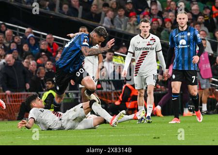 Dublino, Irlanda. 22 maggio 2024. Piero Hincapie (Bayer 04 Leverkusen) in azione contro Gianluca Scamacca (Atalanta B.C.) durante la finale di calcio di UEFA Europa League 2024 tra Atalanta B.C. e Bayer 04 Leverkusen allo Stadio Aviva di Dublino, 22 maggio 2024 Credit: Independent Photo Agency/Alamy Live News Foto Stock