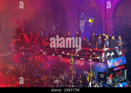 Bologna, Italia. 22 maggio 2024. Bologna, Italia - Cronaca - 22 maggio 2024 - la squadra del Bologna f.c. festeggia la qualificazione alla Champions League 2024-2025 con un giro d'onore su un pullman scoperto attraversando la citt&#xe0; - (foto Michele Nucci/LaPresse) News - Bologna, Italia - maggio. 22, 2024 - il Bologna f.c. celebra la qualificazione alla Champions League 2024-2025 con un giro d'onore su un bus scoperto che attraversa la città - (foto Michele Nucci/LaPresse) crediti: LaPresse/Alamy Live News Foto Stock