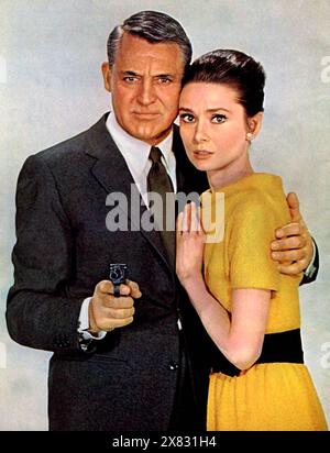 CHARADE 1963 Universal Pictures film con Audrey Hepburn nel ruolo di Regina 'Reggie' Lampert e Cary Grant nel ruolo di Brian Cruickshank Foto Stock