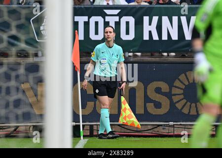 L'assistente arbitro Diana Snoeren, nella foto, durante una partita di calcio femminile tra l'Ajax Amsterdam vrouwen e la fortuna Sittard nella finale della Toto KNVB Beker Cup , tenutasi mercoledì 20 maggio 2024 a Tilburg , nei Paesi Bassi . FOTO SPORTPIX | David Catry Foto Stock