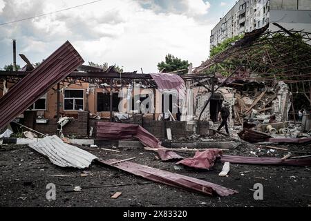 Charkiv, Ucraina. 22 maggio 2024. © Nicolas Cleuet/le Pictorium/MAXPPP - Charkiv 22/05/2024 Nicolas Cleuet/le Pictorium - 22/05/2024 - Ucraina/kharkiv oblast/Kharkiv - Charkiv - Attaque a la bombe planante sur le quartier residentielle de Oleksyvka - Valeurs ACtuelles Out, JDD OUT, No JDD, RUSSIA OUT, NO RUSSIA #norussia/22/05/2024 - Ucraina/kharkiv oblast/Kharkiv - Kharkiv - attacco di bomba sospeso al quartiere residenziale di Oleksyvka credito: MAXPPP/Alamy Live News Foto Stock