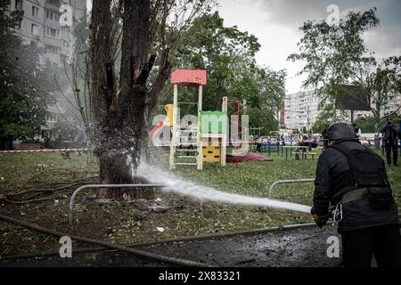 Charkiv, Ucraina. 22 maggio 2024. © Nicolas Cleuet/le Pictorium/MAXPPP - Charkiv 22/05/2024 Nicolas Cleuet/le Pictorium - 22/05/2024 - Ucraina/kharkiv oblast/Kharkiv - Charkiv - Attaque a la bombe planante sur le quartier residentielle de Oleksyvka - Valeurs ACtuelles Out, JDD OUT, No JDD, RUSSIA OUT, NO RUSSIA #norussia/22/05/2024 - Ucraina/kharkiv oblast/Kharkiv - Kharkiv - attacco di bomba sospeso al quartiere residenziale di Oleksyvka credito: MAXPPP/Alamy Live News Foto Stock