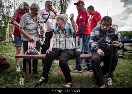 Charkiv, Ucraina. 22 maggio 2024. © Nicolas Cleuet/le Pictorium/MAXPPP - Charkiv 22/05/2024 Nicolas Cleuet/le Pictorium - 22/05/2024 - Ucraina/kharkiv oblast/Kharkiv - Charkiv - Attaque a la bombe planante sur le quartier residentielle de Oleksyvka - Valeurs ACtuelles Out, JDD OUT, No JDD, RUSSIA OUT, NO RUSSIA #norussia/22/05/2024 - Ucraina/kharkiv oblast/Kharkiv - Kharkiv - attacco di bomba sospeso al quartiere residenziale di Oleksyvka credito: MAXPPP/Alamy Live News Foto Stock