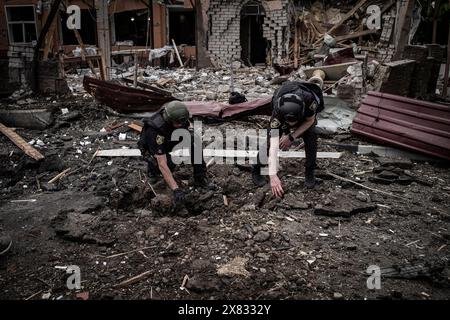 Charkiv, Ucraina. 22 maggio 2024. © Nicolas Cleuet/le Pictorium/MAXPPP - Charkiv 22/05/2024 Nicolas Cleuet/le Pictorium - 22/05/2024 - Ucraina/kharkiv oblast/Kharkiv - Charkiv - Attaque a la bombe planante sur le quartier residentielle de Oleksyvka - Valeurs ACtuelles Out, JDD OUT, No JDD, RUSSIA OUT, NO RUSSIA #norussia/22/05/2024 - Ucraina/kharkiv oblast/Kharkiv - Kharkiv - attacco di bomba sospeso al quartiere residenziale di Oleksyvka credito: MAXPPP/Alamy Live News Foto Stock