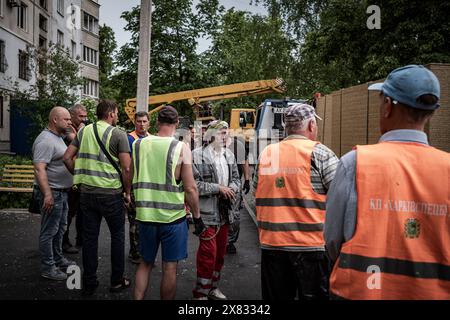 Charkiv, Ucraina. 22 maggio 2024. © Nicolas Cleuet/le Pictorium/MAXPPP - Charkiv 22/05/2024 Nicolas Cleuet/le Pictorium - 22/05/2024 - Ucraina/kharkiv oblast/Kharkiv - Charkiv - Attaque a la bombe planante sur le quartier residentielle de Oleksyvka - Valeurs ACtuelles Out, JDD OUT, No JDD, RUSSIA OUT, NO RUSSIA #norussia/22/05/2024 - Ucraina/kharkiv oblast/Kharkiv - Kharkiv - attacco di bomba sospeso al quartiere residenziale di Oleksyvka credito: MAXPPP/Alamy Live News Foto Stock