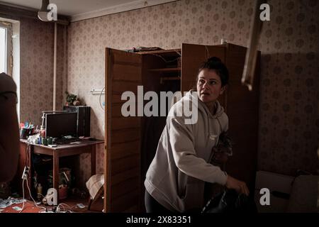 Charkiv, Ucraina. 22 maggio 2024. © Nicolas Cleuet/le Pictorium/MAXPPP - Charkiv 22/05/2024 Nicolas Cleuet/le Pictorium - 22/05/2024 - Ucraina/kharkiv oblast/Kharkiv - Charkiv - Attaque a la bombe planante sur le quartier residentielle de Oleksyvka - Valeurs ACtuelles Out, JDD OUT, No JDD, RUSSIA OUT, NO RUSSIA #norussia/22/05/2024 - Ucraina/kharkiv oblast/Kharkiv - Kharkiv - attacco di bomba sospeso al quartiere residenziale di Oleksyvka credito: MAXPPP/Alamy Live News Foto Stock