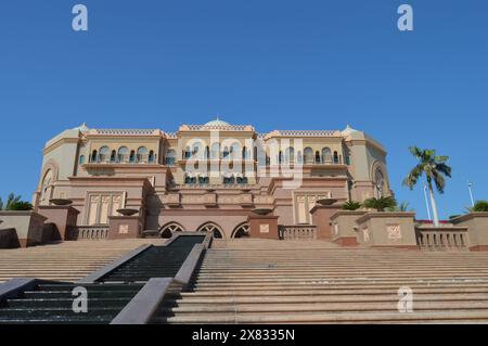 Maestosa e sontuosa spiaggia di fronte hotel cinque stelle noto come Emirates Palace di Abu Dhabi Emirati arabi uniti Foto Stock