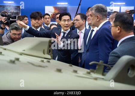 Bucarest, Romania. 22 maggio 2024: Peter Bae (C), Managing Director Hanwha Q CELLS, parla con Marcel Ciolacu, presidente del Partito Socialdemocratico (PSD), durante la fiera internazionale 2024 della difesa del Mar Nero, Aerospazio e sicurezza (BSDA), al ROMAERO. Crediti: Lucian Alecu/Alamy Live News Foto Stock