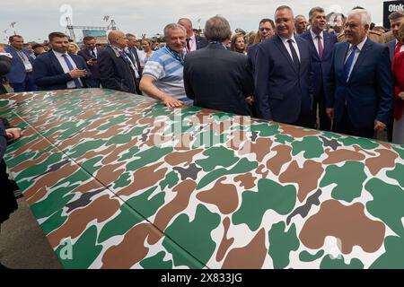 Bucarest, Romania. 22 maggio 2024: Radu Berceanu (C), ex Ministro dei trasporti e delle infrastrutture, presenta un drone prodotto dalla sua azienda durante la Fiera Internazionale 2024 della difesa, dell'Aerospazio e della sicurezza del Mar Nero (BSDA), al ROMAERO. Crediti: Lucian Alecu/Alamy Live News Foto Stock