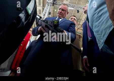 Bucarest, Romania. 22 maggio 2024: Nicolae Ciuca, presidente del Partito Nazionale Liberale (PNL), esamina una riffle durante la Fiera Internazionale 2024 della difesa, Aerospazio e sicurezza del Mar Nero (BSDA), al ROMAERO. Crediti: Lucian Alecu/Alamy Live News Foto Stock