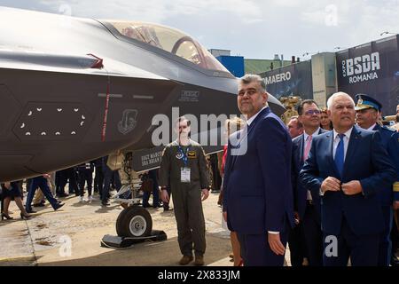 Bucarest, Romania. 22 maggio 2024: Marcel Ciolacu (C-R), primo ministro della Romania e presidente del Partito socialdemocratico (PSD), e Angel Tilvar (R), ministro della difesa, visitano la fiera internazionale 2024 della difesa del Mar Nero, dell'Aerospazio e della sicurezza (BSDA), al ROMAERO. Crediti: Lucian Alecu/Alamy Live News Foto Stock