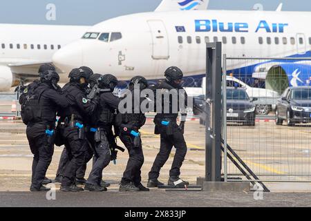 Bucarest, Romania. 22 maggio 2024: Il distaccamento speciale di protezione e intervento dell'Esercito rumeno svolge una manifestazione di intervento antiterrorismo durante la Fiera Internazionale 2024 della difesa, dell'Aerospazio e della sicurezza del Mar Nero (BSDA), presso ROMAERO. Crediti: Lucian Alecu/Alamy Live News Foto Stock