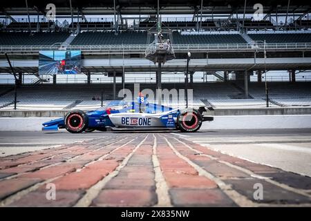 Speedway, Indiana, Stati Uniti. 20 maggio 2024. LINUS LUNDQVIST (R) (8) di Stoccolma, Svezia, attraversa il cortile di mattoni durante una sessione di prove per l'Indy 500 all'Indianapolis Motor Speedway di Speedway, IN. (Credit Image: © Walter G. Arce Sr./ASP via ZUMA Press Wire) SOLO PER USO EDITORIALE! Non per USO commerciale! Foto Stock