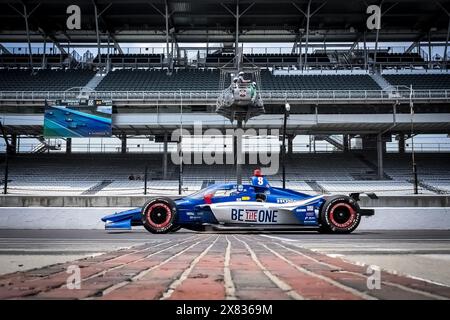 Speedway, Indiana, Stati Uniti. 20 maggio 2024. LINUS LUNDQVIST (R) (8) di Stoccolma, Svezia, attraversa il cortile di mattoni durante una sessione di prove per l'Indy 500 all'Indianapolis Motor Speedway di Speedway, IN. (Credit Image: © Walter G. Arce Sr./ASP via ZUMA Press Wire) SOLO PER USO EDITORIALE! Non per USO commerciale! Foto Stock