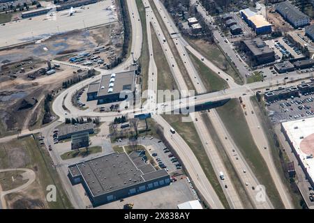 Richfield, Minnesota. Vista aerea che mostra e 66 st e Cedar Ave con l'industria accanto alla pista dell'aeroporto internazionale MSP. Foto Stock