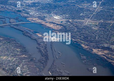 Burnsville, Minnesota. Vista aerea che mostra la stazione Xcel Energy Power Black Dog sul fiume Minnesota. Foto Stock