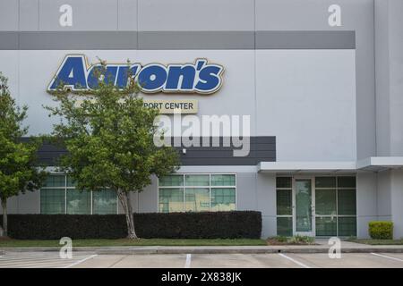 Houston, Texas Stati Uniti d'America 04-07-2024: L'esterno del punto vendita degli uffici della Aaron's Company. Foto Stock