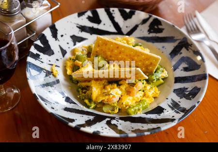 Uova strapazzate con gamberi e asparagi Foto Stock