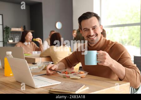 Uomo d'affari che pranza nella cucina dell'ufficio Foto Stock