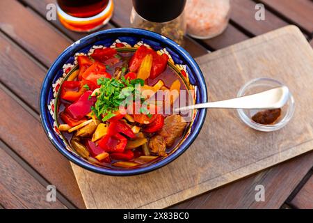 Porzione di laghman Uyghur servita in una ciotola per zuppa Foto Stock