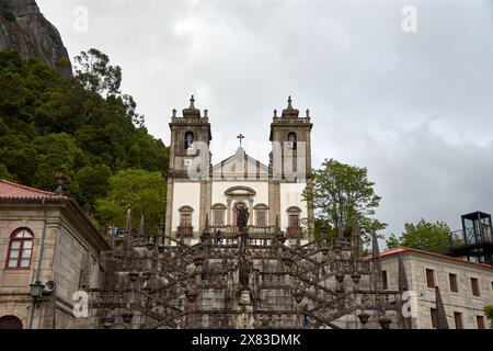 Santuario di Nossa Senhora da Peneda nel nord del Portogallo. Il santuario di Senhora da Peneda nel Parco Nazionale di Peneda-Geres si estende dal Castro L. Foto Stock