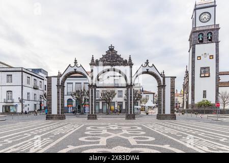 Ponta Delgada, Sao Miguel, Azzorre, Portogallo. 5 aprile 2022. I tre archi e la chiesa di San Sebastiano, Sao Sebastiao a Ponta Delgada. Foto Stock