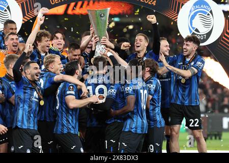 Dublino, Dublino, Irlanda. 22 maggio 2024. I giocatori dell'Atalanta alzano il trofeo dopo aver vinto la finale dell'Europa League. Atalanta ha vinto 3:0. (Credit Image: © Fabio Sasso/ZUMA Press Wire) SOLO PER USO EDITORIALE! Non per USO commerciale! Crediti: ZUMA Press, Inc./Alamy Live News Foto Stock