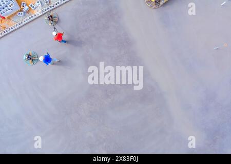 Dopo aver versato fondazioni con calcestruzzo, il livellamento è effettuato da operatori che utilizzano macchine per la lucidatura del calcestruzzo Foto Stock