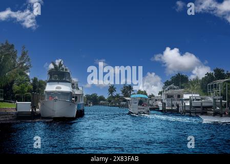 Canali e case a Cape Coral, Florida, Stati Uniti Foto Stock