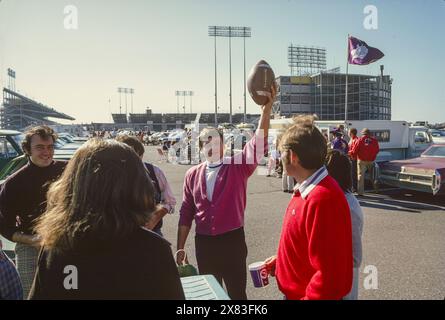 Tailgaters al vecchio Metropolitan Stadium di Bloomington Minnesota prima della partita in casa dei Minnesota Vikings nell'ottobre 1973. Foto Stock