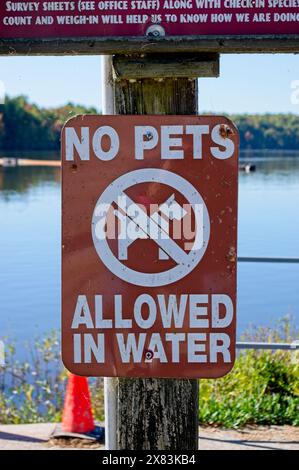 Non sono ammessi animali domestici con l'insegna sull'acqua a lato del lago Foto Stock