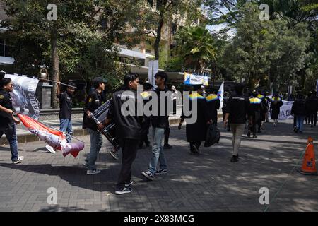 Celebrazione della laurea in un'università in Indonesia camminando insieme per il campus durante il giorno Foto Stock