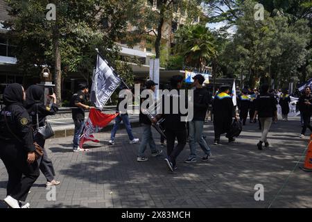 Celebrazione della laurea in un'università in Indonesia camminando insieme per il campus durante il giorno Foto Stock