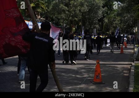 Celebrazione della laurea in un'università in Indonesia camminando insieme per il campus durante il giorno Foto Stock