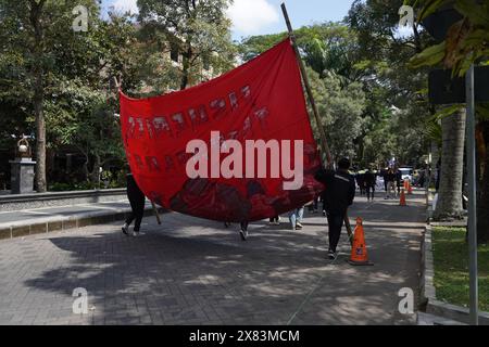 Celebrazione della laurea in un'università in Indonesia camminando insieme per il campus durante il giorno Foto Stock